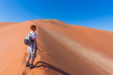 Turist Sossusvlei, Namib Çölü, Namib Naukluft Milli Parkı, Namibya doğal tepeleri üzerinde yürüme. Macera ve keşif Afrika.