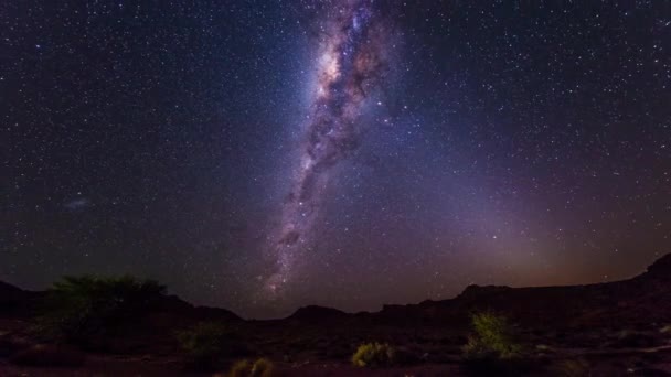 Widoczny obrót niezwykle jasne Drogi Mlecznej i gwiaździste niebo za górami Pustyni Namib, Namibia. Upływ czasu. — Wideo stockowe