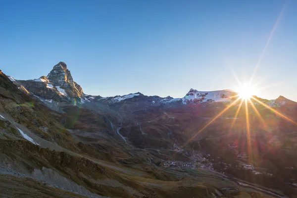 Widok z lotu ptaka o wschodzie słońca w miejscowości Breuil Cervinia i szczyt góry Matterhorn lub Matterhorn, słynnego ośrodka narciarskiego w dolinie Aosta, Włochy. — Zdjęcie stockowe