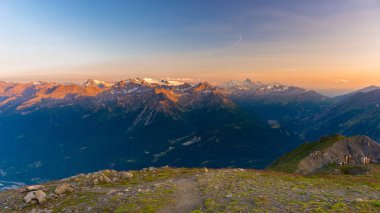 Kayalık dağ zirveleri, sırtlar ve vadiler gündoğumu, Alplerdeki son yumuşak güneş ışığı. Aşırı arazi manzara Valle d'Aosta, doğal yüksek irtifada seyahat hedef İtalya.
