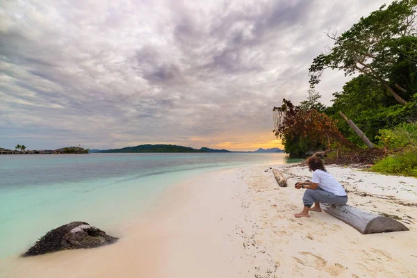 Turistik bir rahatlatıcı günbatımı uzak Togean Adaları, Merkezi Sulawesi, Endonezya, upgrowing seyahat hedef, sahilinde son yıllarda oturan izliyor. Geniş açılı görünüş. — Stok fotoğraf