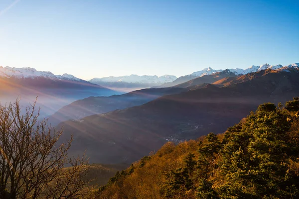 Laatste zacht zonlicht over rotsachtige bergtoppen, heuvels en dalen van de Alpen bij zonsopgang. Extreem terrein landschap op grote hoogte in Valle d'Aosta, schilderachtige reis bestemming in Italië. — Stockfoto
