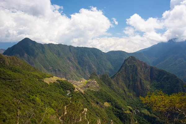 Situs arkeologi Machu Picchu dan Wayna Picchu diterangi oleh sinar matahari . — Stok Foto
