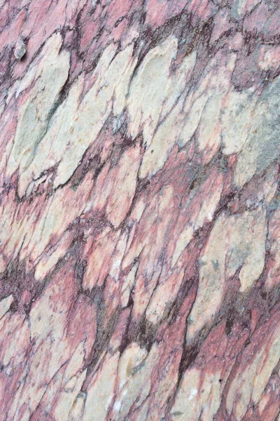 Close up van kleurrijke rock oppervlakte, natuurlijke achtergrond, patroon en structuur. Metamorfe wit kwartsiet gevouwen en gebroken samen met rode grof zandsteen, als gevolg van de kracht van geologische aardkorst ma — Stockfoto