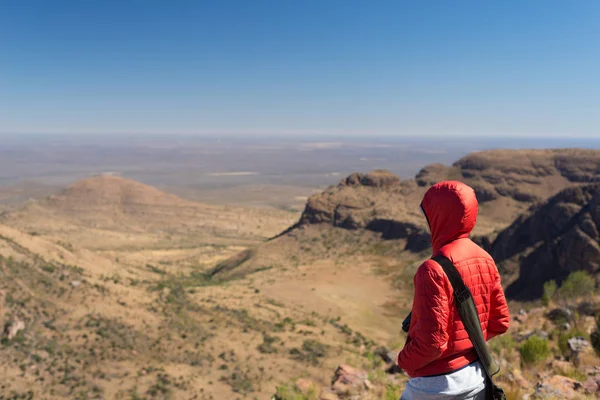 Turista em pé na rocha e olhando para a vista panorâmica no Parque Nacional Marakele, um dos destinos de viagem na África do Sul. Conceito de aventura e pessoas itinerantes . — Fotografia de Stock