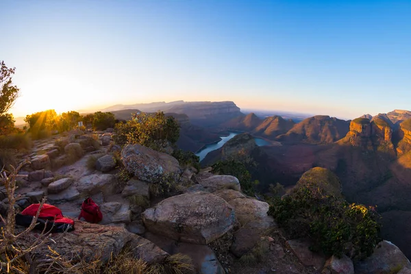 Blyde River Canyon, famoso destino turístico en Sudáfrica. Última luz del sol en las cordilleras. Vista angular ultra amplia desde arriba . — Foto de Stock