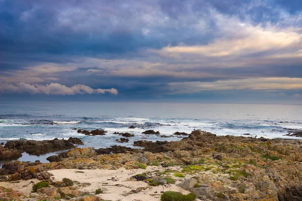 Línea costera rocosa en el océano en De Kelders, Sudáfrica, famosa por la observación de ballenas. Temporada de invierno, cielo nublado y dramático . —  Fotos de Stock