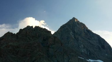 Karlı dağ sırtlar ve bulutlar Alpler hareket yaz, Torino eyaletinin, İtalya ile tepeler. Zaman atlamalı solma alacakaranlıkta ışığından. 