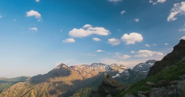 Montañas nevadas y picos con nubes en movimiento sobre los Alpes en verano, provincia de Torino, Italia. El lapso de tiempo se desvanece de la luz del sol al atardecer . — Vídeos de Stock