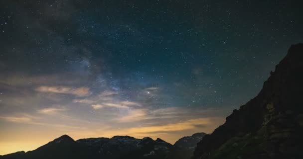 Time Lapse of the Milky way and the starry sky rotating over the majestic Italian Alps in summertime. picos de montanha cobertos de neve no fundo . — Vídeo de Stock