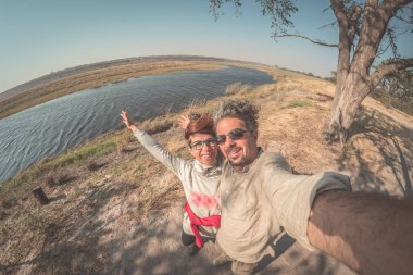 Afrika Chobe nehir, Namibya Botsvana sınırında çift alarak selfie. Yukarıdan, balıkgözü görünümü görüntü tonda. Chobe Ulusal Park, ünlü wildlilfe koruma ve lüks seyahat hedef.