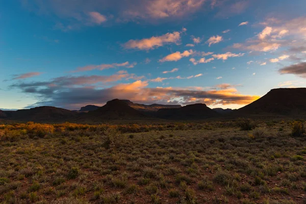 Majestátní krajinu na Karoo National Park, Jihoafrická republika. Malebné Stolové hory, kaňony a útesy při západu slunce. Dobrodružství a zkoumání v Africe, letní prázdniny. — Stock fotografie