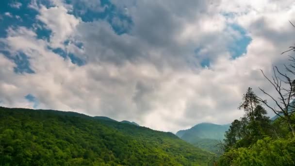 Cumes de montanhas cobertas de neve e picos com nuvens em movimento sobre os Alpes no verão, Província de Torino, Itália. Tempo limite ao pôr-do-sol. Versão deslizante . — Vídeo de Stock