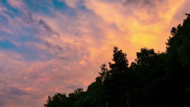 Πράσινα δάση με πολύχρωμο κινούμενα σύννεφα πάνω από τις Άλπεις το καλοκαίρι, επαρχία του Τορίνο, Ιταλία. Ώρα λήξη ξεθώριασμα από την ηλιακή ακτινοβολία στο σούρουπο. Συρόμενη έκδοση. — Αρχείο Βίντεο