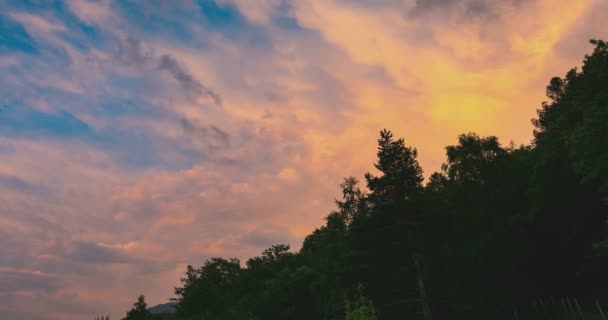 Gröna skogar med färgglada rörliga moln över Alperna i sommar, Torino provinsen, Italien. Time lapse blekning från solljus till skymning. Statisk version. — Stockvideo