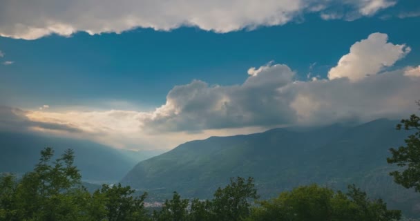 Χιονισμένες κορυφογραμμές και κορυφές με κινούμενα σύννεφα πάνω από τις Άλπεις το καλοκαίρι, επαρχία του Τορίνο, Ιταλία. Πάροδο του χρόνου στο ηλιοβασίλεμα. Στατική έκδοση. — Αρχείο Βίντεο