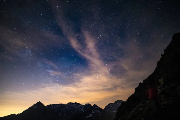 O colorido núcleo brilhante da Via Láctea e o céu estrelado capturado em alta altitude no verão nos Alpes italianos, Província de Torino . — Fotografia de Stock
