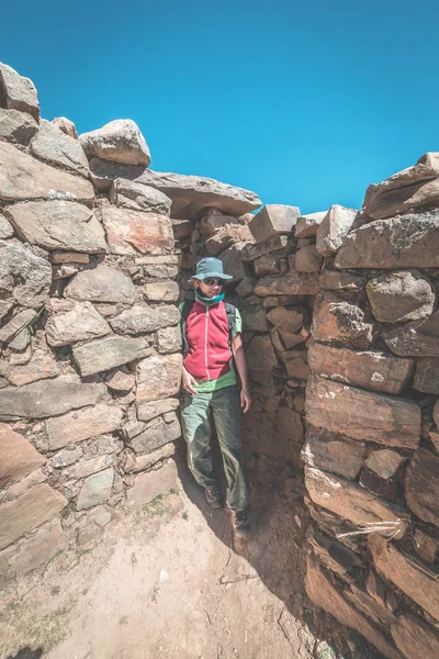 Antik gizemli Inca labirent gibi yerleşim, keşfetmek turist Chinkana, güneş, Titicaca gölü, Bolivya adada aradım. Seyahat Amerika maceralarını. Tonlu görüntü. — Stok fotoğraf