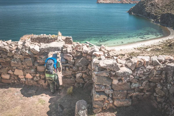 Turista explorando el antiguo misterioso asentamiento laberíntico Inca, llamado Chinkana, en la Isla del Sol, Lago Titicaca, Bolivia. Aventuras de viaje las Américas. Imagen tonificada . —  Fotos de Stock