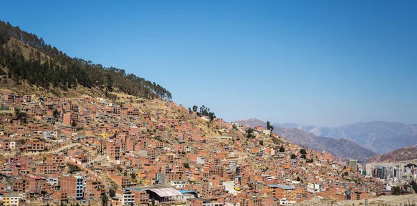 城市景观的拉巴斯从 El Alto，玻利维亚，与背景惊人白雪皑皑的山脉. — 图库照片