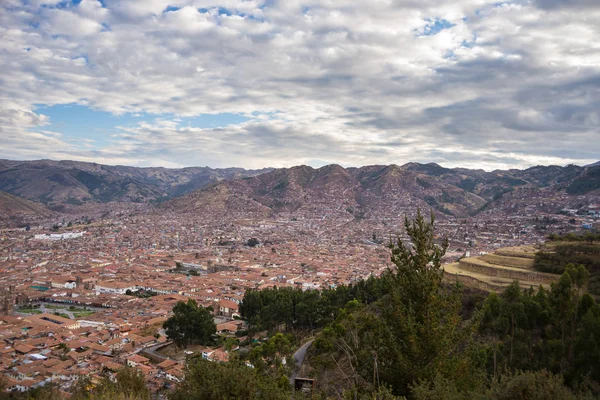 Expansive cityscape of Cusco town with scenic cloudscape. Cusco is among the most important travel destination in Peru and the entire South America. — Stock Photo, Image