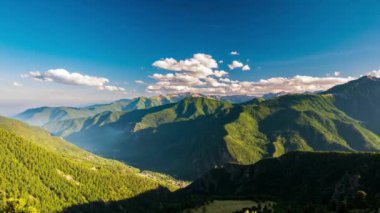 Dağ sırtlar ve bulutlar hareket ile zirveleri