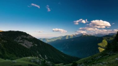 Dağ sırtlar ve bulutlar hareket ile zirveleri