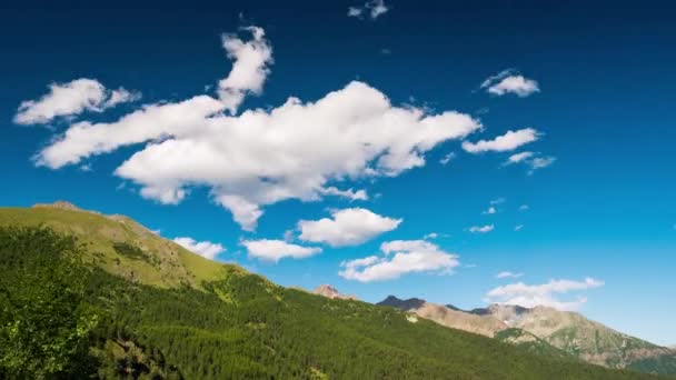 Mountain ridges and peaks with moving clouds — Stock Video