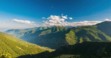 Dağ sırtlar ve bulutlar hareket ile zirveleri