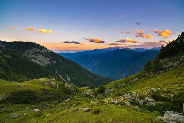 Colorata luce solare sulle maestose vette, boschi e valli delle Alpi francesi italiane . — Foto Stock