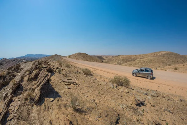 Namib Çölü, Namib Naukluft Milli Parkı, ana seyahat hedef Namibya, Afrika çakıl yolda araba. Kavramı insanların seyahat ve macera.