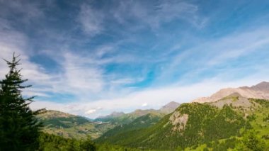 Dağ sırtlar ve bulutlar Alpler hareket yaz, Torino eyaletinin, İtalya ile tepeler. Zaman atlamalı