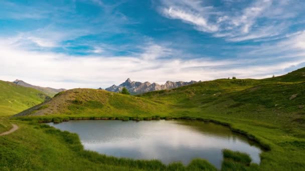 Κορυφές των βουνών και των Άλπεων λίμνη με κινούμενα σύννεφα πάνω από τις Άλπεις το καλοκαίρι, είδαν από την Ιταλία προς το εθνικό πάρκο του Queyras, Γαλλία. Πάροδο του χρόνου στο ηλιοβασίλεμα — Αρχείο Βίντεο