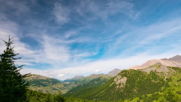 Горные хребты и пики с движущимися облаками над Альпами летом, провинция Торино, Италия. Временной интервал — стоковое видео