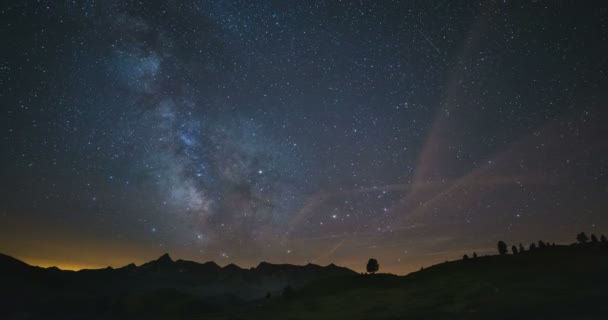 Time Lapse De La Voie Lactée Et Le Ciel étoilé En Rotation Sur Les Majestueuses Alpes Français Italien Dans Summertime éclairé Par Le Clair De Lune Dans La Seconde Moitié