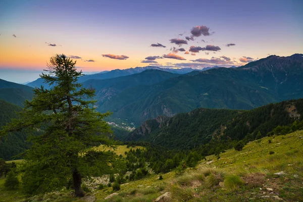 Барвисті сонячного світла на величні гірські вершини, woodland і долини італійський Французькі Альпи. — стокове фото