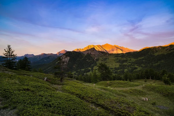 Luz solar colorida nos majestosos picos de montanha, bosques e vales dos Alpes franceses italianos . — Fotografia de Stock