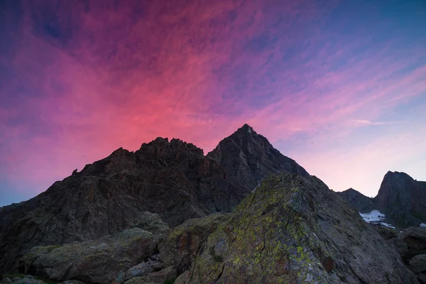 色彩斑斓的天空，超越岩石的山峰上意大利阿尔卑斯山的黄昏. — 图库照片