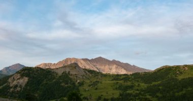 Dağ sırtlar ve bulutlar Alpler hareket yaz, Torino eyaletinin, İtalya ile tepeler. Zaman atlamalı gün batımında