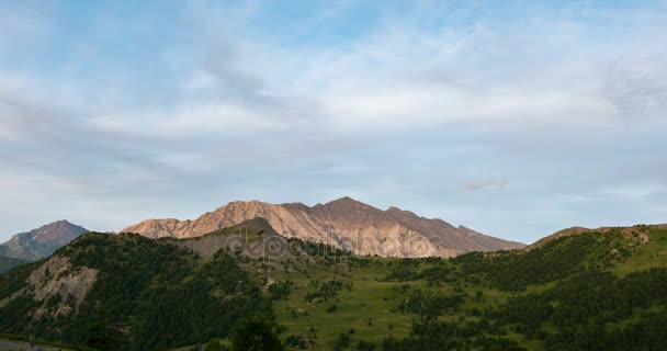 Горные хребты и пики с движущимися облаками над Альпами летом, провинция Торино, Италия. Временной промежуток на закате — стоковое видео