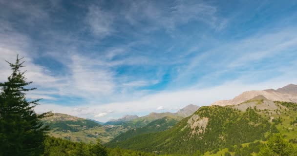 Cordilleras y picos con nubes en movimiento sobre los Alpes en verano, provincia de Torino, Italia. Caducidad — Vídeos de Stock