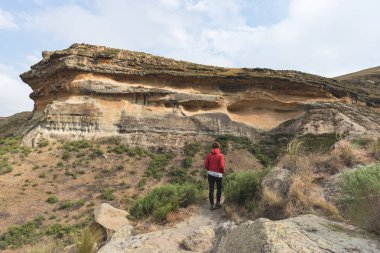 Golden Gate Highlands National Park, Güney Afrika için işaretli izinde trekking turist. Doğal tablo dağlar, kanyonları ve kayalıklarla. Macera ve keşif Afrika.