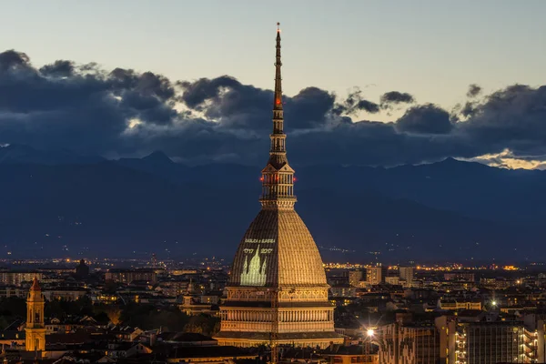 Leuchtende Stadtlandschaft von torino (turin, italien) in der Abenddämmerung — Stockfoto