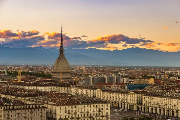 カラフルな空と夕暮れ時にトリノ (イタリア ・ トリノ) の町並み — ストック写真