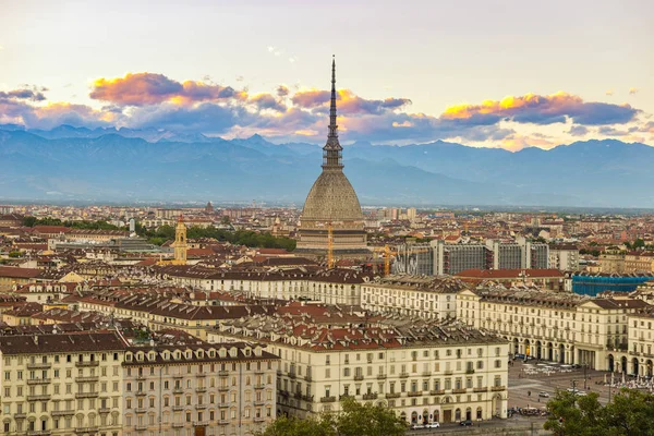 Αστικό τοπίο της Τορίνο (Τορίνο, Ιταλία) κατά το σούρουπο με πολύχρωμο ουρανό — Φωτογραφία Αρχείου
