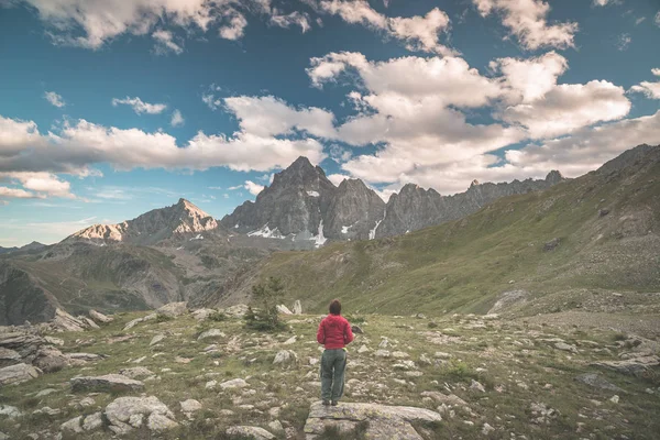 一个人在阿尔卑斯山在日落时分的高处看发光的山峰的壮观景色。广角后视镜，健美、 过滤后的图像. — 图库照片