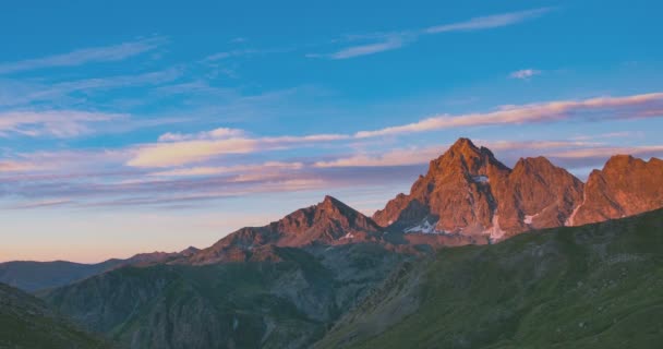 Besneeuwde bergruggen en hoge wolken over de Alpen in de zomer, de provincie Turijn, Italië. Time-lapse bij zonsondergang. Statische versie. — Stockvideo