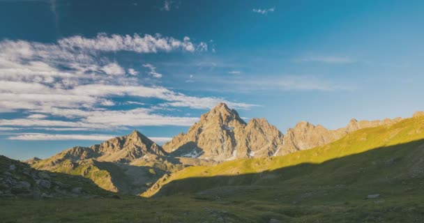 Snowcapped гірських хребтів і високі хмари над Альпах влітку, провінції Турін, Італія. Проміжок часу на заході сонця. Статична збірка. — стокове відео