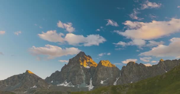 Besneeuwde bergruggen en hoge wolken over de Alpen in de zomer, de provincie Turijn, Italië. Time-lapse bij zonsondergang. Statische versie. — Stockvideo