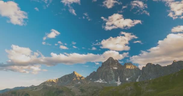 Cordilleras nevadas y altas nubes sobre los Alpes en verano, provincia de Torino, Italia. El tiempo pasa al atardecer. Versión estática . — Vídeos de Stock